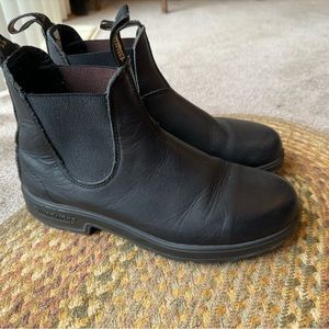 Blundstones 510 original unisex (10.5 womens/ 8.5 men’s)